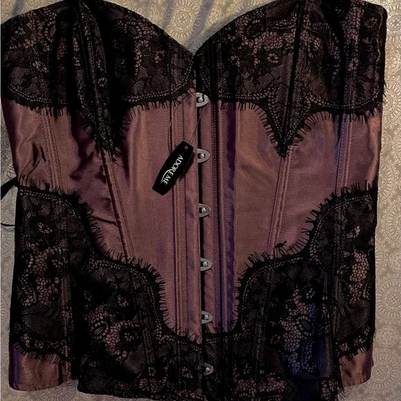 Corset - Picture 1 of 3